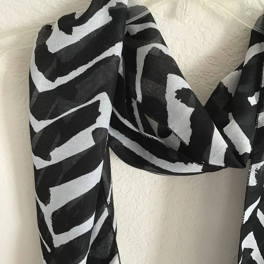 B&W STRIPED SCARF